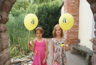 Isa und Katharina aus Zeilitzheim mit Schweinfurt summt - Luftballons_ Bienenfest_19.07.2015.jpg
