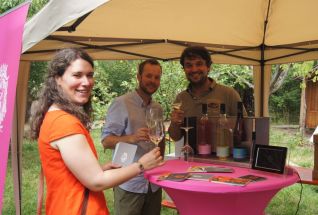 Weinprobe von Bienenfreundlichem Wein - Wein von 3 aus Zeilitzheim_Bienenfest SW summt_19.07.2015.jpg